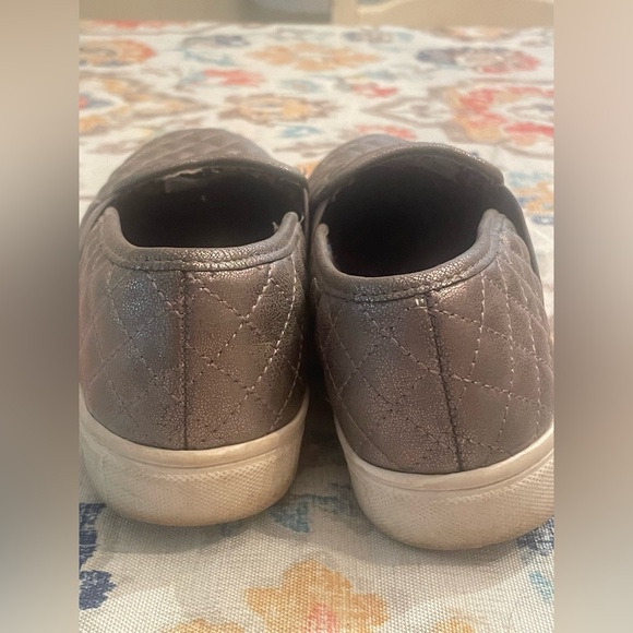 Girls Steve Madden Size 4 super cute grey cushion sneaker! - Picture 3 of 5